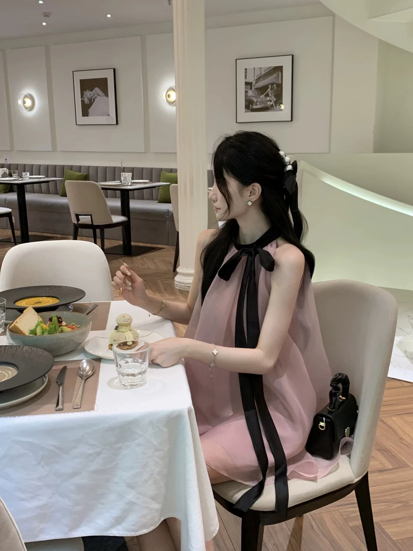 粉黑撞色系带挂脖连衣裙女春夏新款法式气质蝴蝶结仙气无袖长裙子