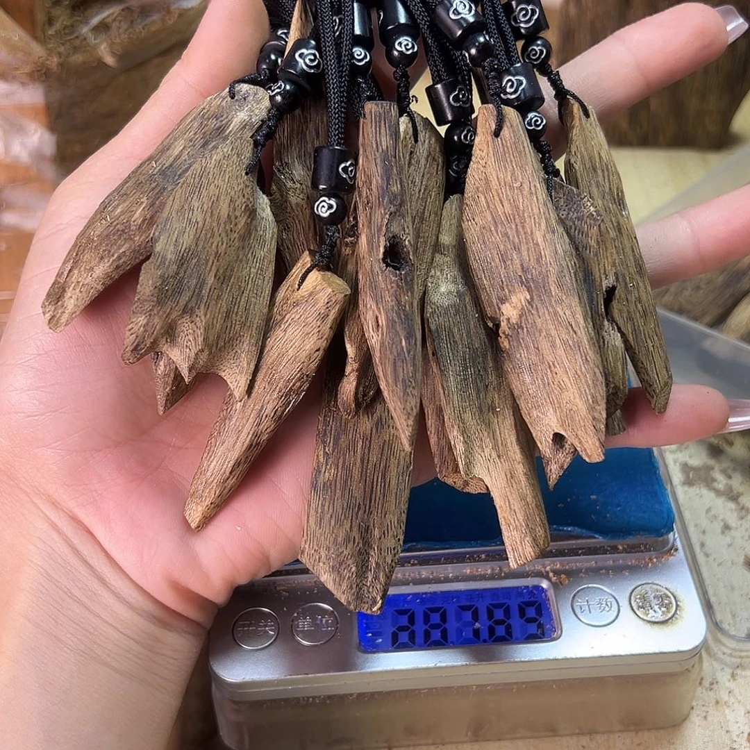 香料绿奇楠蓝宝石挂件一个