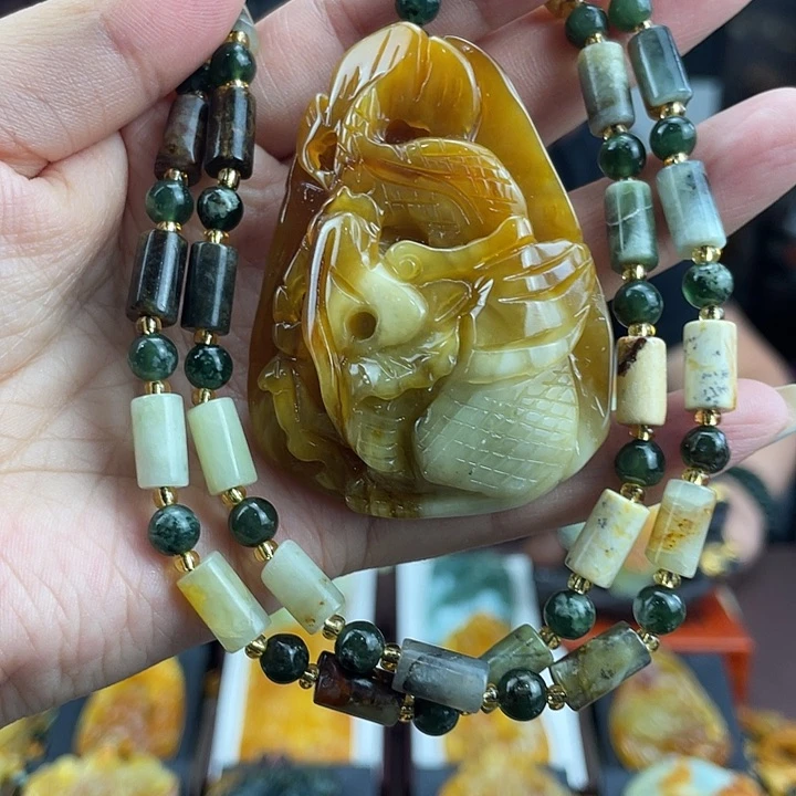 蛇纹石玉未镶嵌颈饰