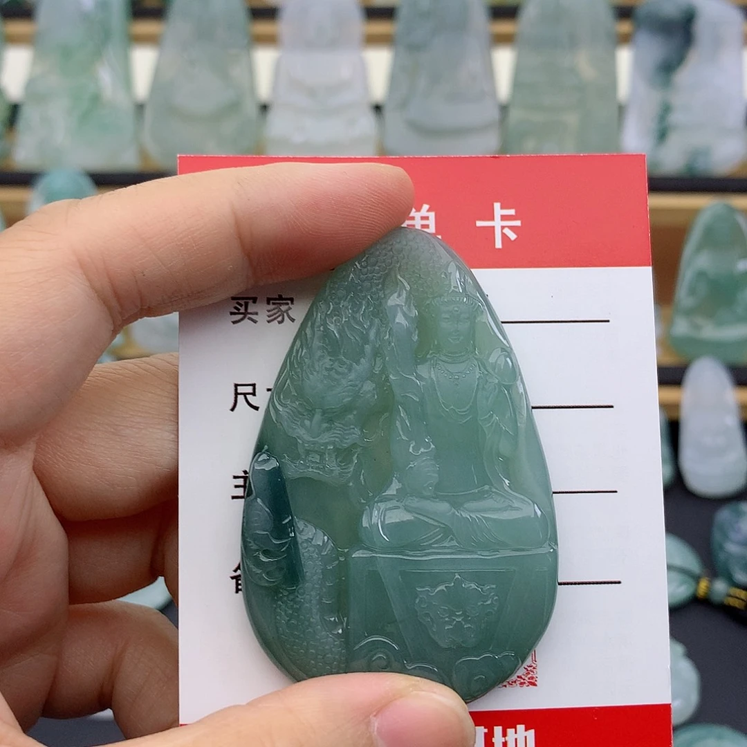 翡翠未镶嵌颈饰虚空藏