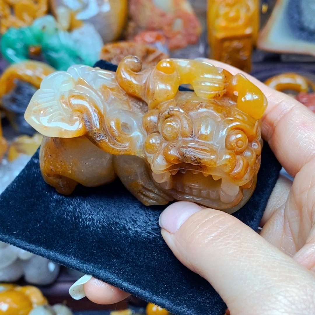 未镶嵌石英质玉（黄龙玉）颈饰