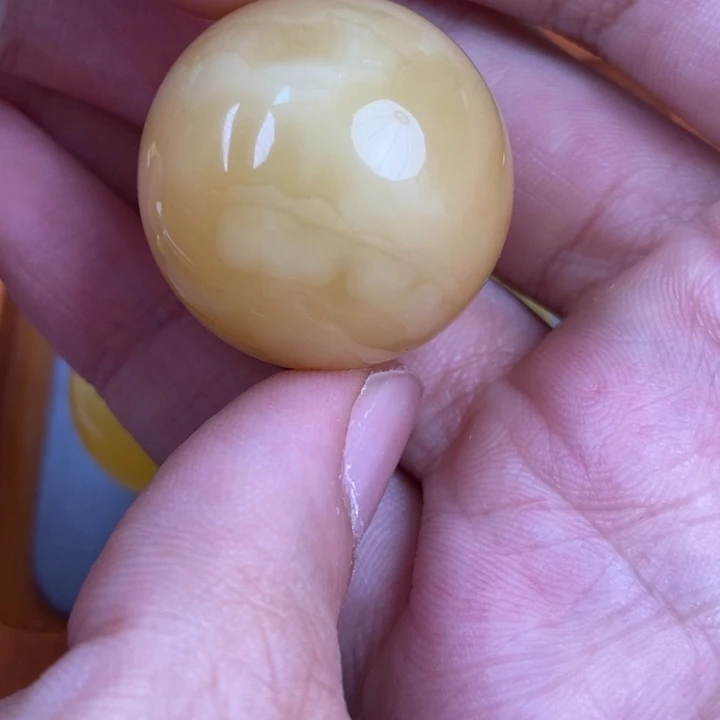 未镶嵌琥珀裸石微瑕48