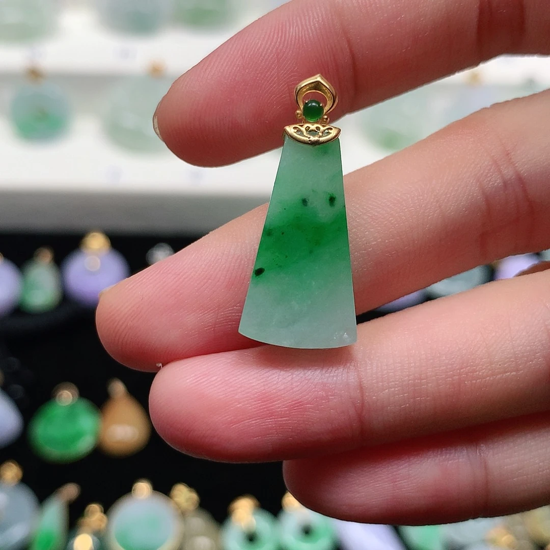 颈饰18K金镶嵌翡翠翡翠吊坠