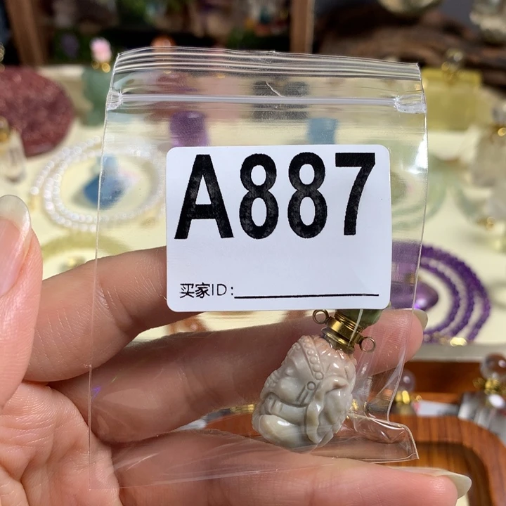 未镶嵌查罗石珠宝半成品木***里