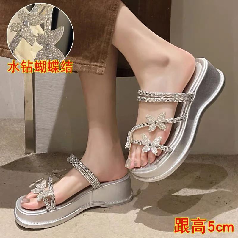 水钻蝴蝶结厚底凉拖鞋女夏外穿2025新款仙女风配裙子两穿高跟凉鞋