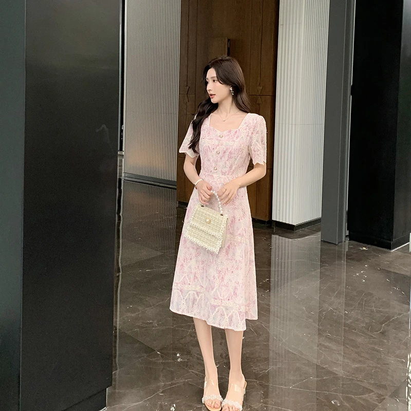 奢姿2025年夏季新款大码女装减龄绣花裙子胖妹妹气质方领连衣裙