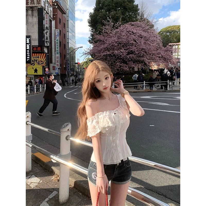 【纯白盛夏】多种穿法~花边白色衬衫女夏季露肩上衣配低腰牛仔热裤