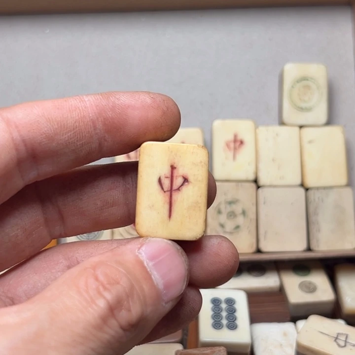 赵***南实心竹雕刻手把件