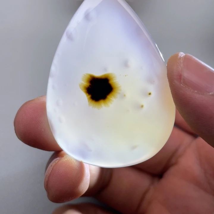玛瑙/玉髓颈饰未镶嵌与**友