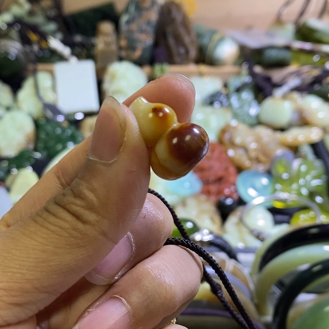 未镶嵌岫玉颈饰一个