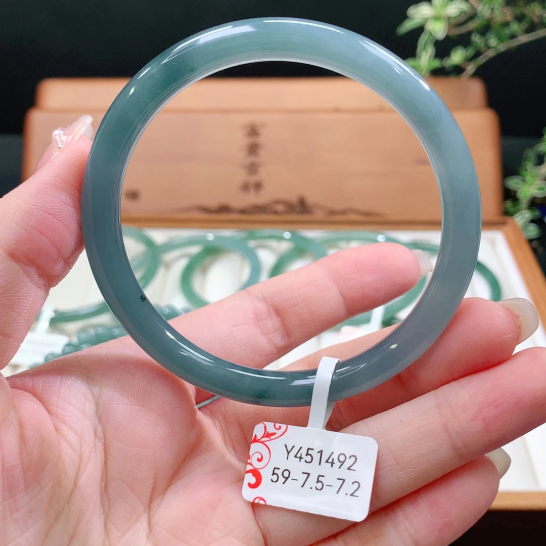 翡翠手镯未镶嵌天然