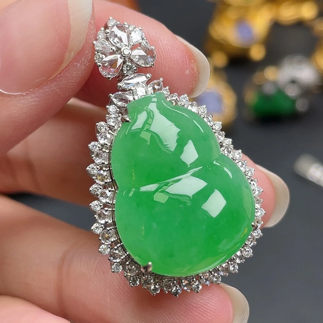 翡翠18K金镶嵌颈饰绿葫芦