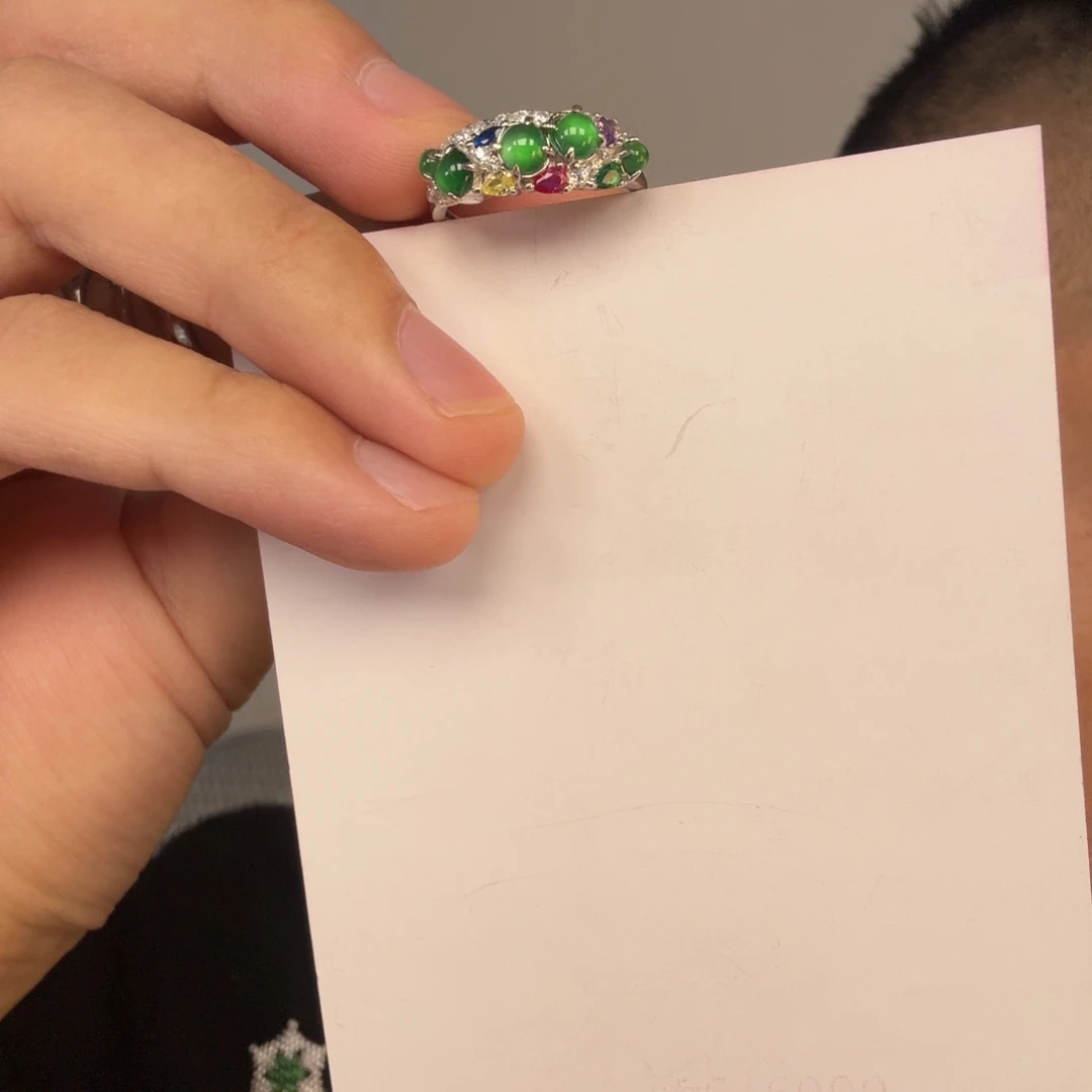 翡翠未镶嵌颈饰一件