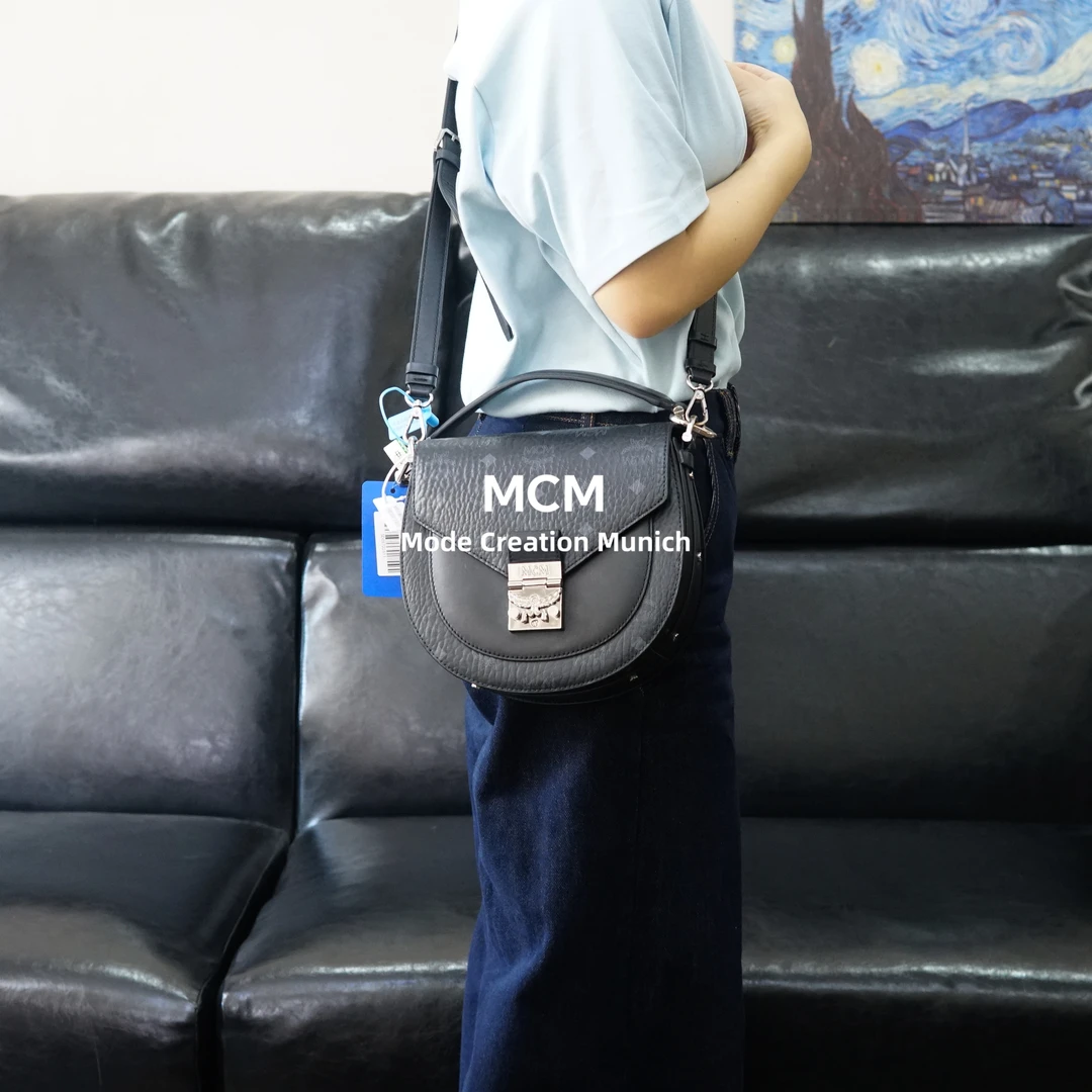 95新 MCM 黑色盾牌斜挎包/SD05722511/2511