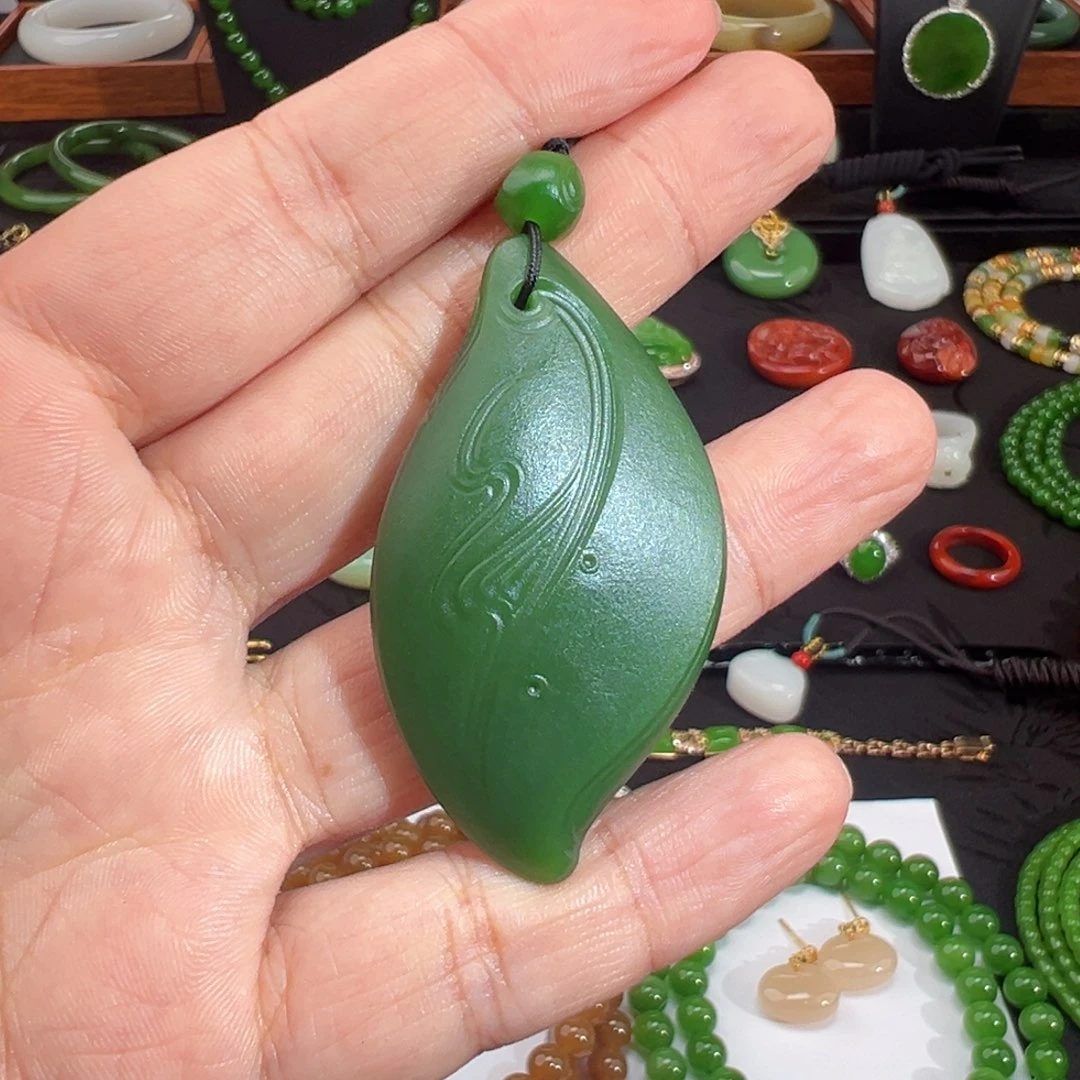 和田玉（碧玉）未镶嵌颈饰冰底菠菜绿满色随型挂件