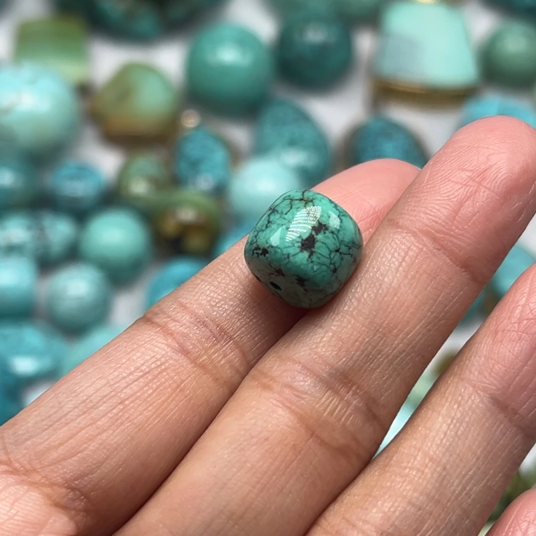 曲***生绿松石未镶嵌珠宝奇石