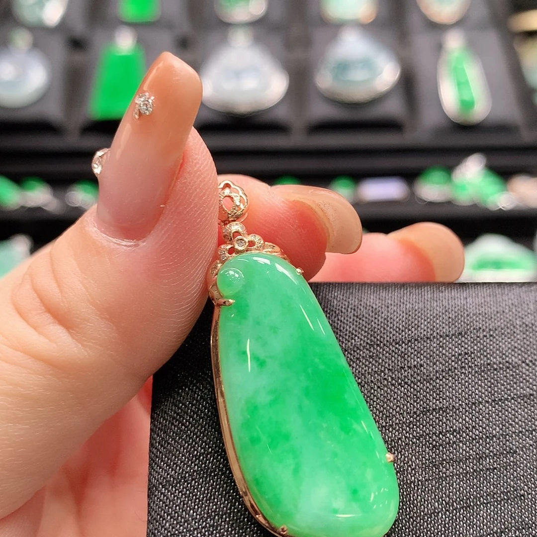 翡翠18K金镶嵌颈饰福瓜