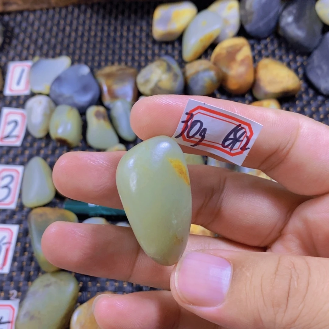 颈饰未镶嵌和田玉（糖玉）