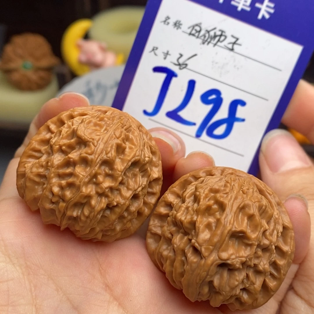 文玩核桃吊坠白狮子