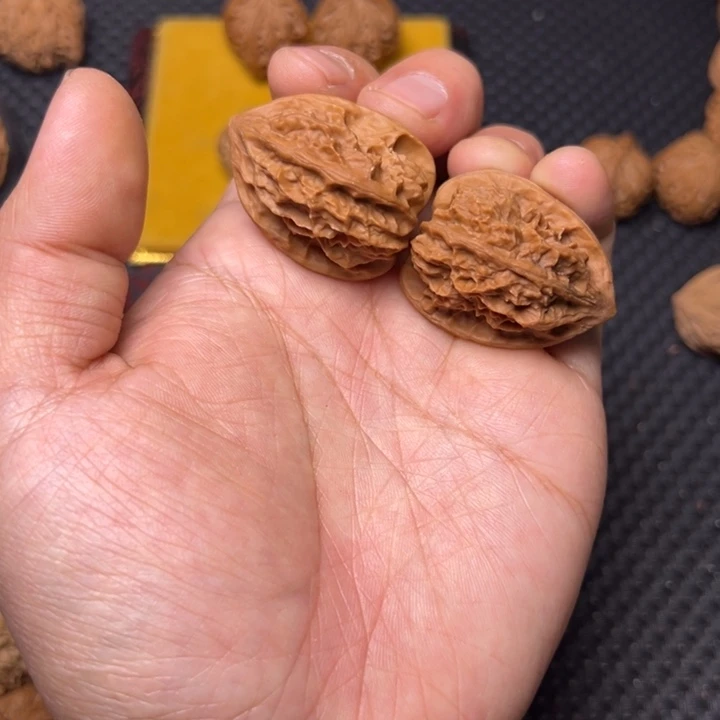 文玩核桃吊坠龙骨鸡心