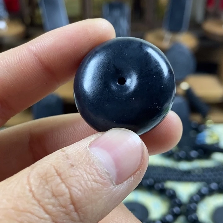 和田玉（墨玉）未镶嵌颈饰平安扣