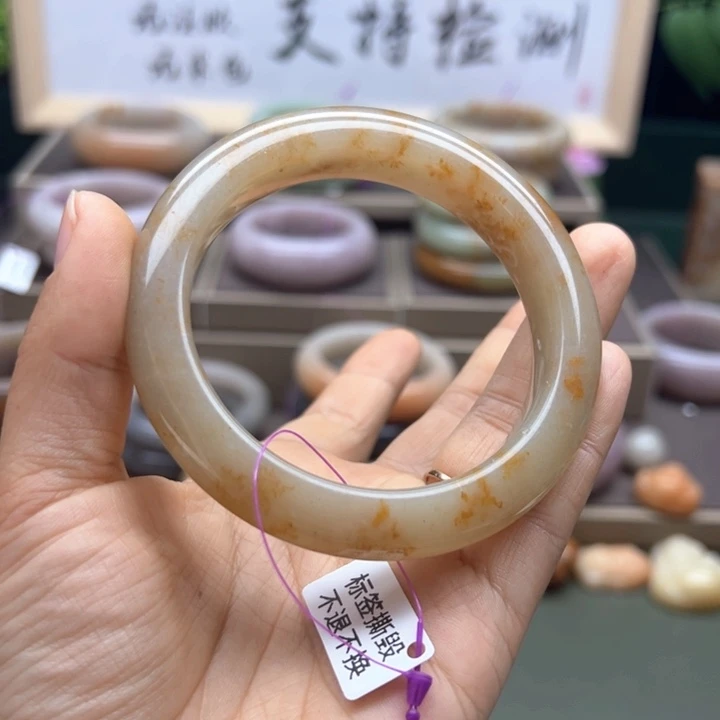 女***脱石英质玉未镶嵌手镯