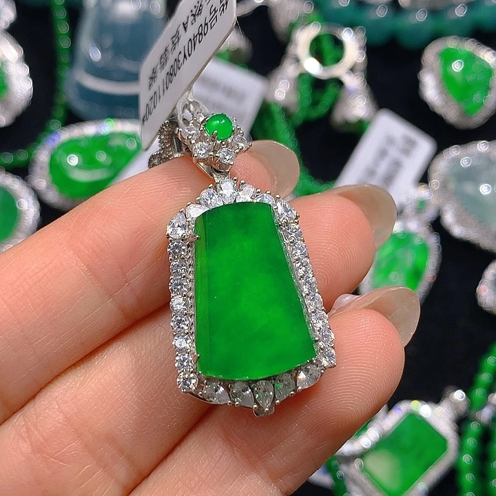 翡翠颈饰未镶嵌翡翠