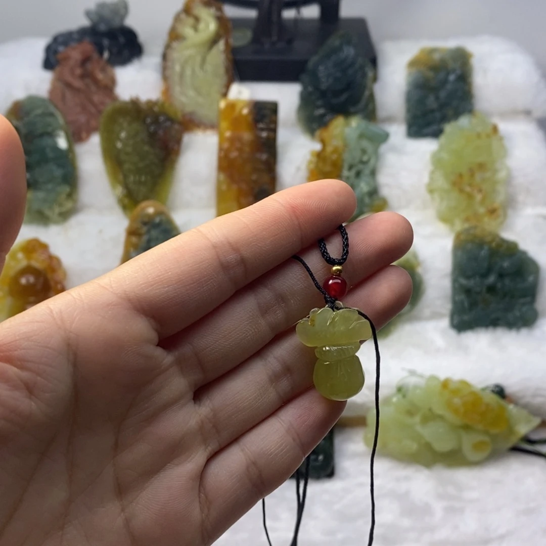 蛇纹石玉未镶嵌颈饰