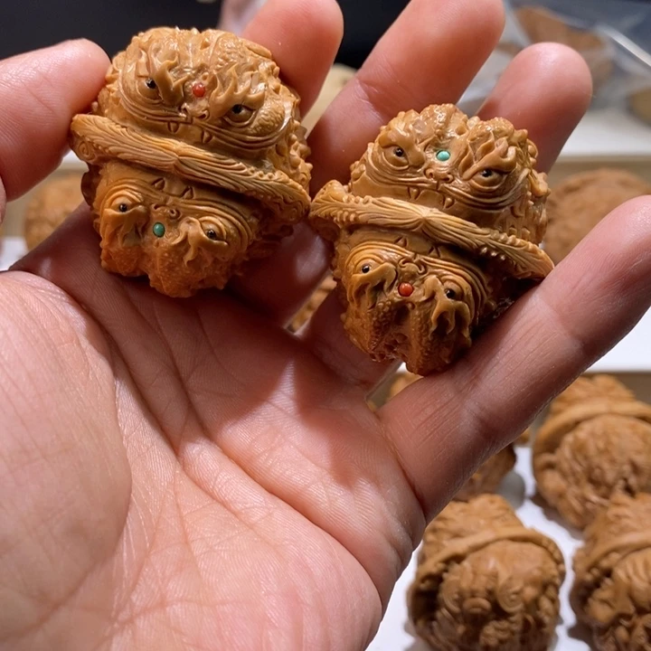 苏***师把件文玩核桃纯手工雕刻文玩核桃