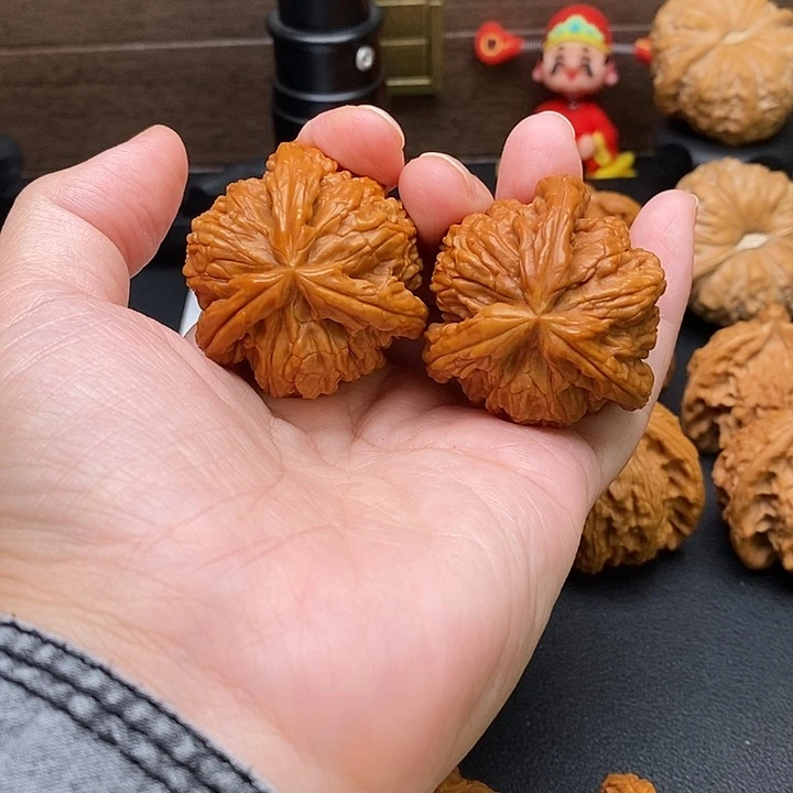 大***。文玩核桃把件白奔