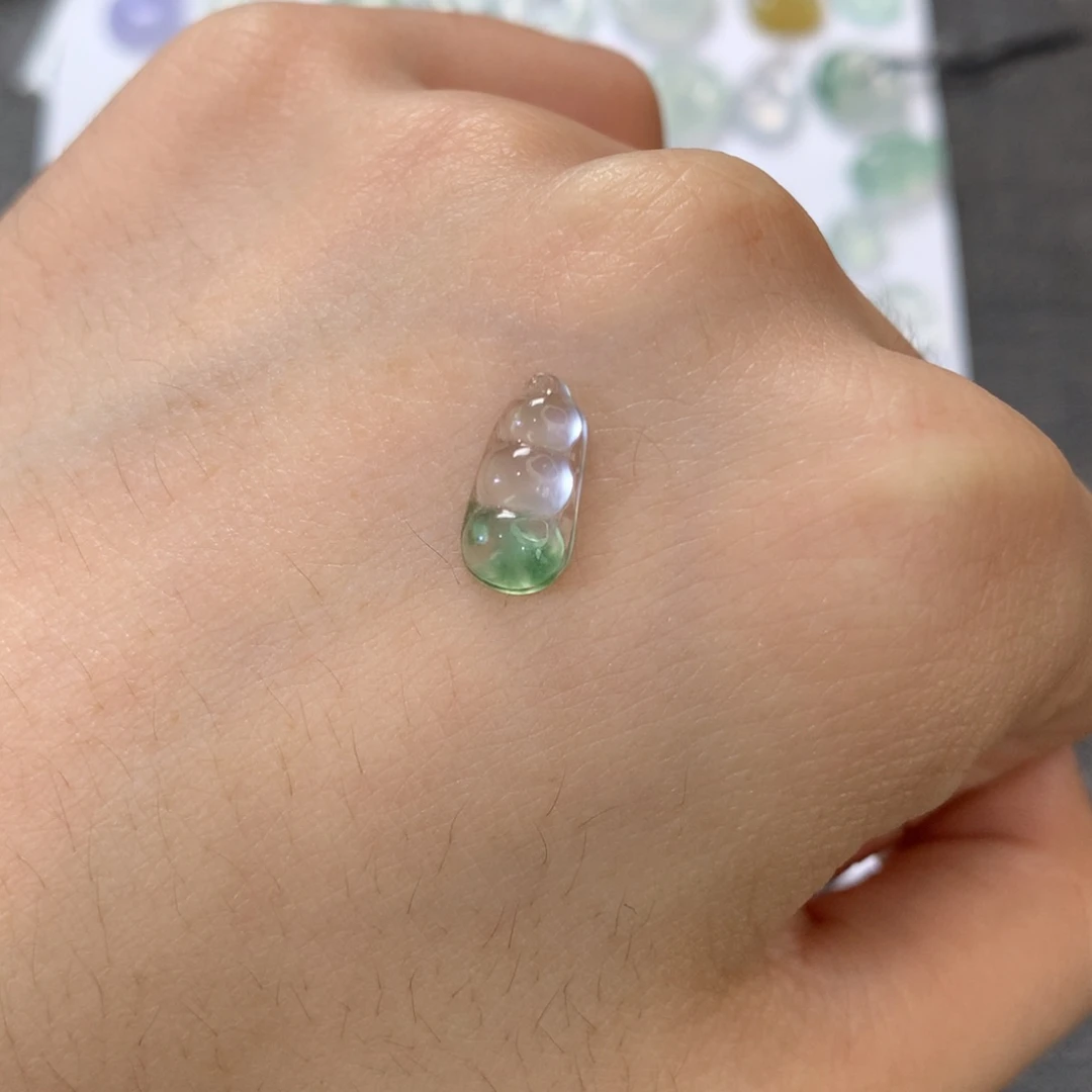 翡翠未镶嵌颈饰葫芦