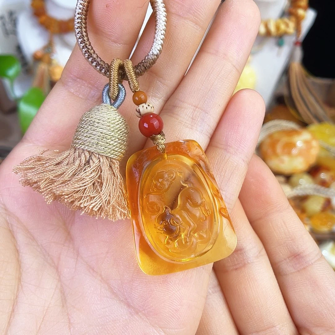 未镶嵌琥珀珠宝奇石。