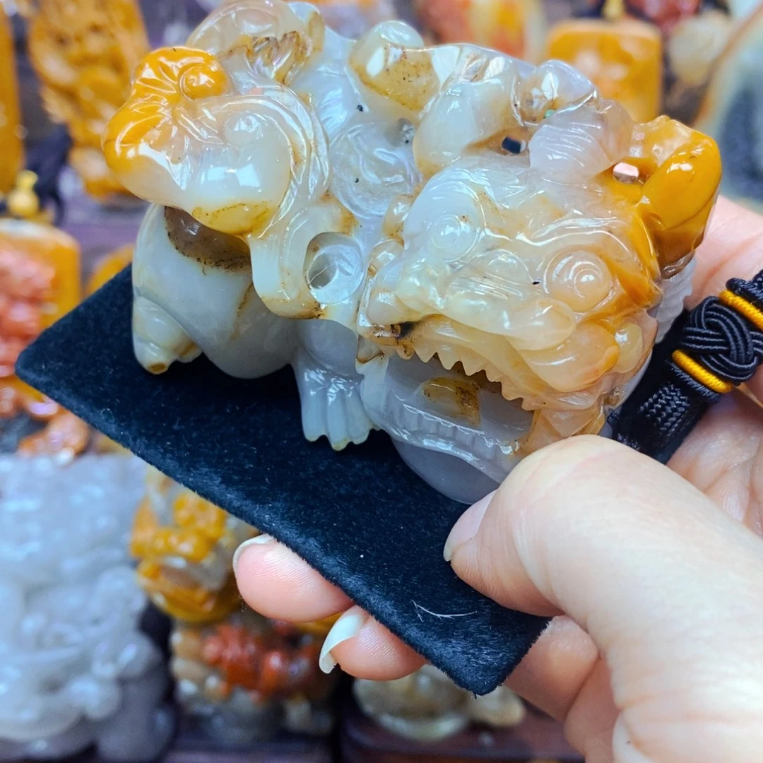 未镶嵌石英质玉（黄龙玉）颈饰