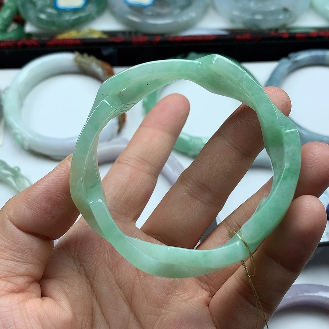 翡翠未镶嵌手镯复古风格