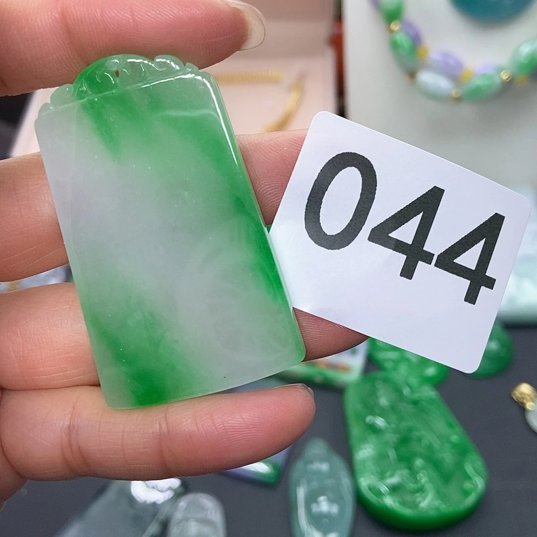 翡翠吊坠(赠链)未镶嵌