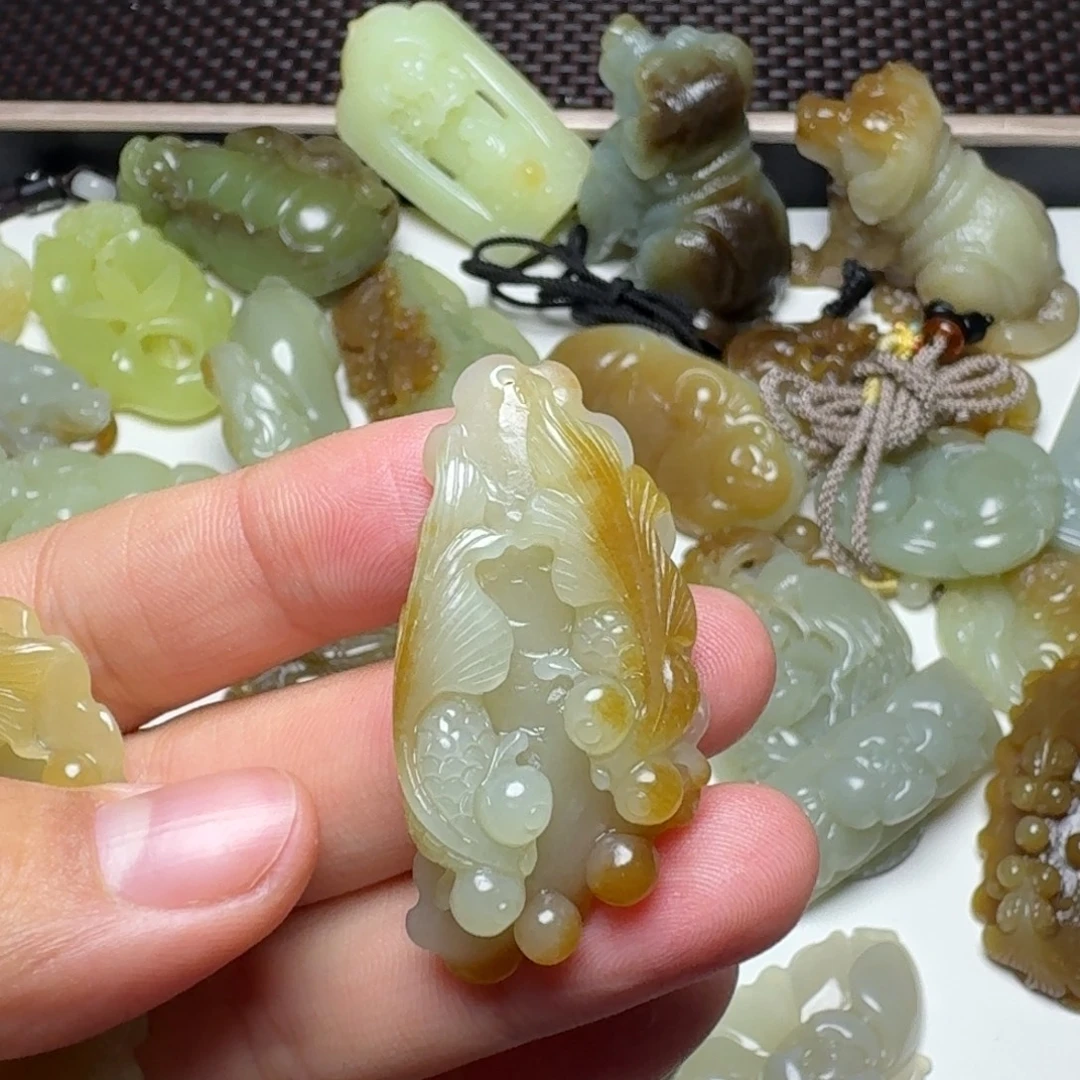 米***子和田玉未镶嵌颈饰