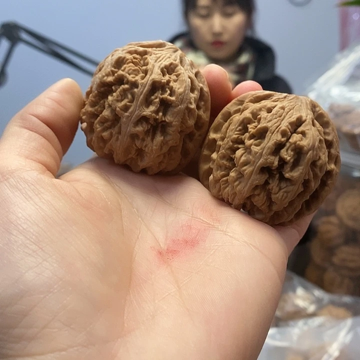 文玩核桃把件46红皮粗筋