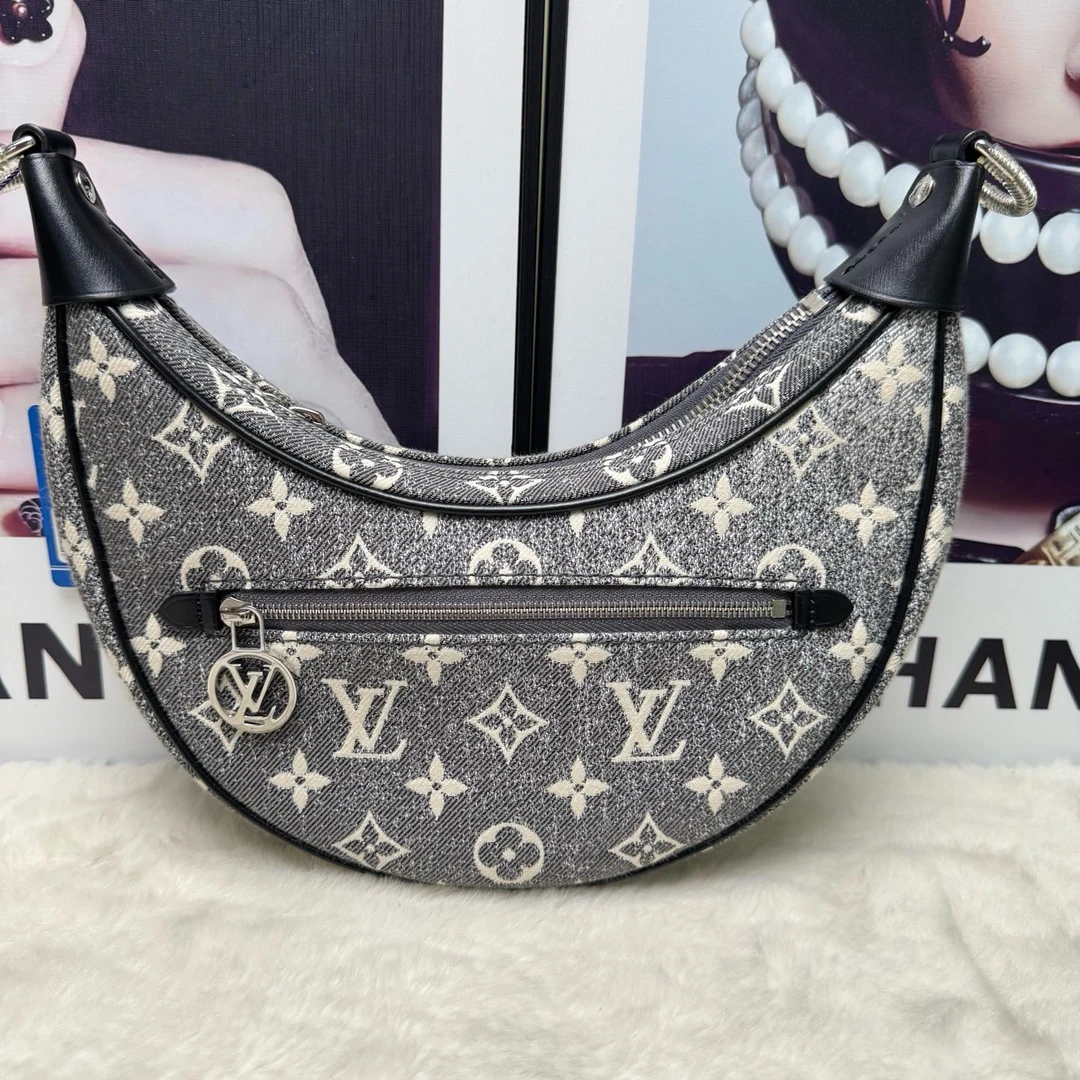 99新 LouisVuitton/路易威登 灰色丹宁水洗牛仔月亮包(芯片款)