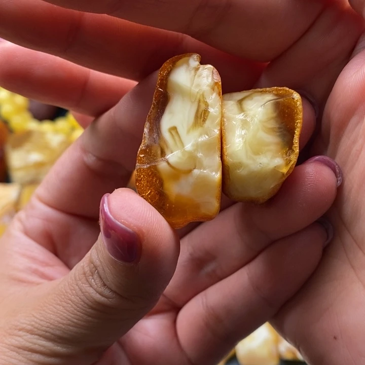 定制琥珀未镶嵌猪**?蜜蜡