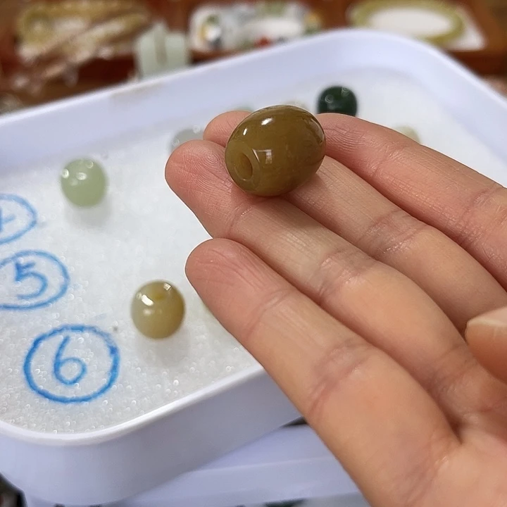 对***中和田玉未镶嵌颈饰