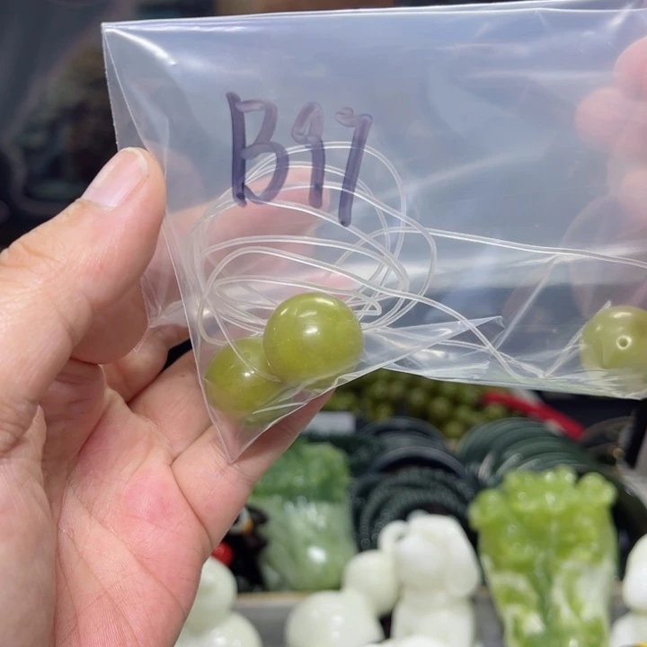 蛇纹石玉颈饰未镶嵌？*