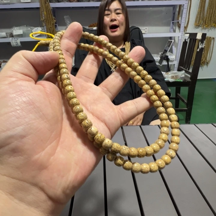 星月菩提吊坠鸡油黄8×7左右108颗