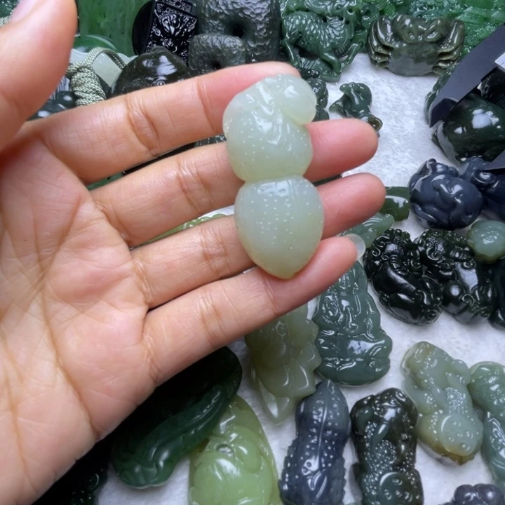 星***空和田玉未镶嵌颈饰