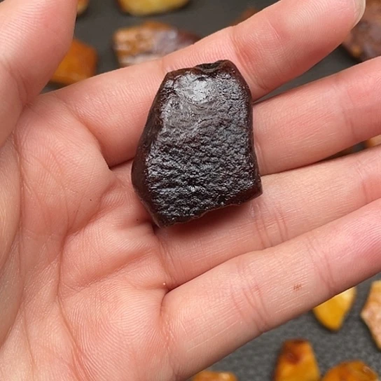 定制琥珀黑蛋料可以做小勾玉