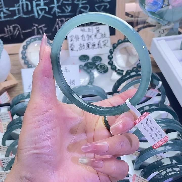 翡翠手镯未镶嵌67-69圈