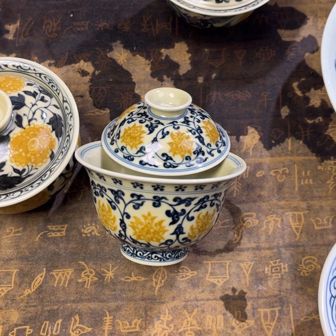 白***白陶微瑕缠枝莲盖碗盖碗