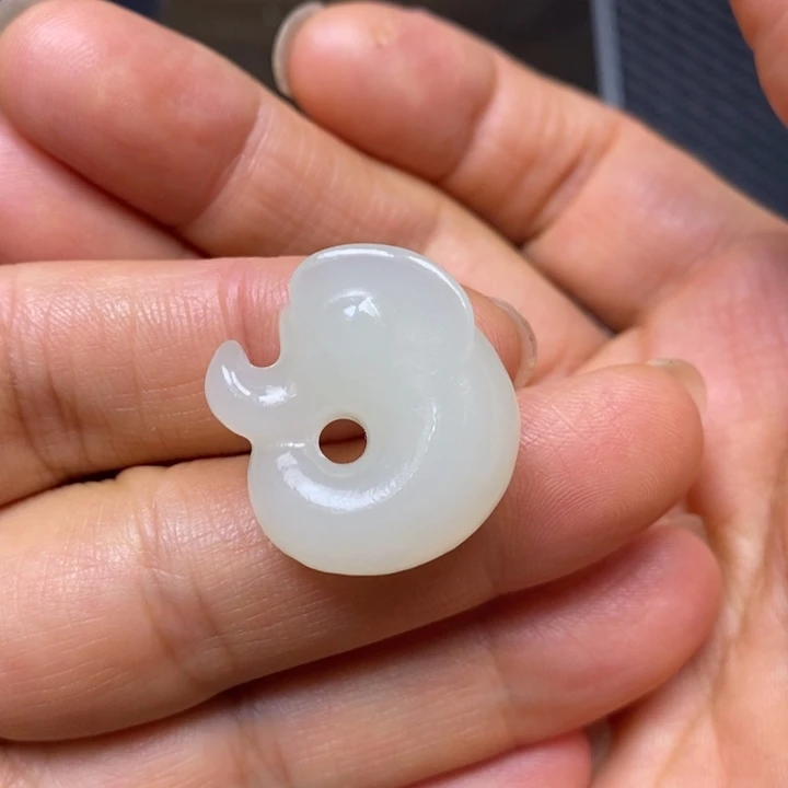 和田玉未镶嵌颈饰忙**闲