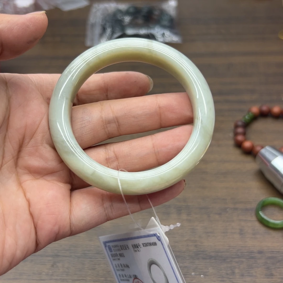 和田玉手镯未镶嵌54.4圈围282瑕