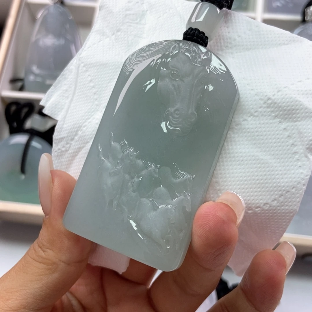 翡翠挂件未镶嵌翡翠