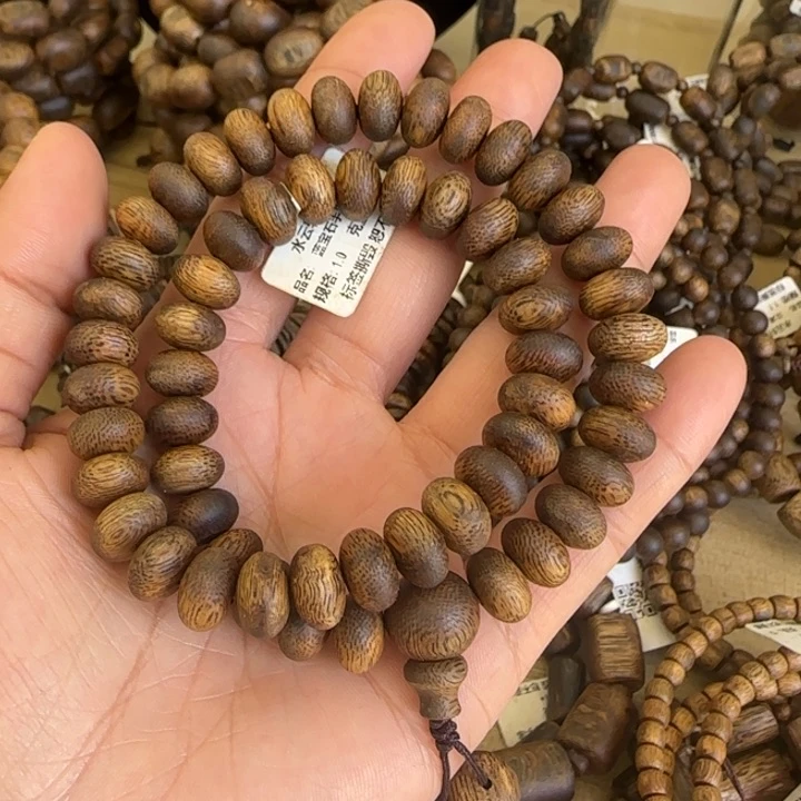 沉香手串蓝宝石多样性发货一条卡10-15克